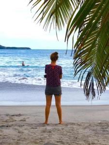 une femme debout sur la plage, en regardant l'océan dans l'établissement Taca Tucan, à Cruce del Farallón