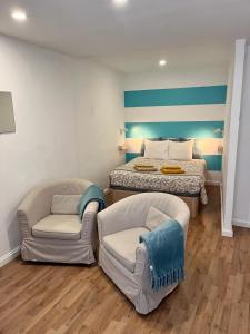 1 dormitorio con 1 cama, 1 sofá y 1 silla en Casa Beco Do Castelo, en Lisboa