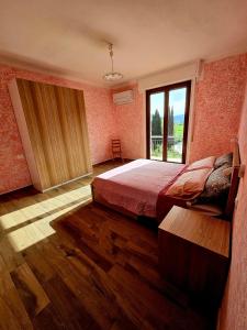 Un dormitorio con una cama grande y una ventana en Guest House Fantaccini, en Pelago