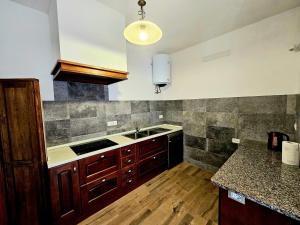 uma cozinha com um lavatório e uma bancada em Guest House Fantaccini em Pelago
