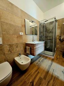 uma casa de banho com um WC, um lavatório e um chuveiro em Guest House Fantaccini em Pelago