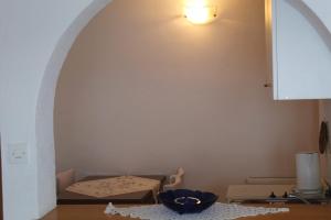 a room with a table with two bowls on the floor at Apartmani Marija Mljet in Sobra