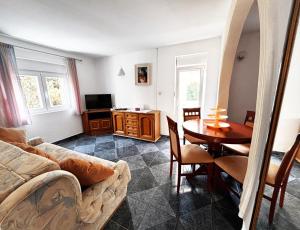 uma sala de estar com um sofá e uma mesa em Stone Villa em Bečići