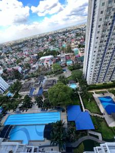 - Vistas a la ciudad desde un edificio en J&J Staycation at Grass Residence, en Manila