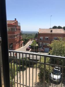 d'un balcon avec vue sur une rue et des bâtiments. dans l'établissement Piso en casa de pueblo, à Almoster