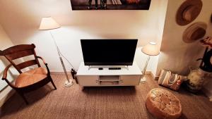 TV a/nebo společenská místnost v ubytování COSY CHAMBRE-SUITE climatisée