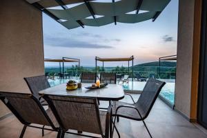 A balcony or terrace at Serenity Suites Sea View Houses