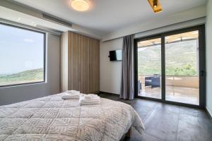 A bed or beds in a room at Serenity Suites Sea View Houses
