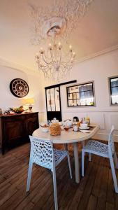 Posezení v ubytování COSY CHAMBRE-SUITE climatisée + 24 fotografií