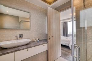 A bathroom at Serenity Suites Sea View Houses