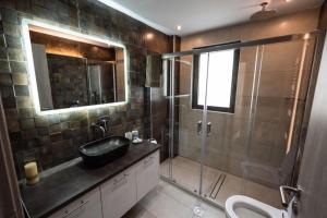 A bathroom at Serenity Suites Sea View Houses