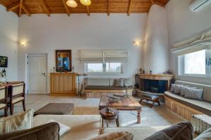 salon z kanapą i kominkiem w obiekcie Villa John Dimeon Kato Achaia With Pool - Happy Rentals w mieście Patras