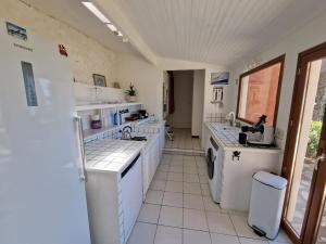 Kuchyň nebo kuchyňský kout v ubytování Villa Clarté Sète