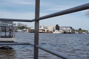 Vaade paatelamu lähedal voolavale jõele
