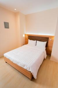 Postel nebo postele na pokoji v ubytování JVJ Hotel