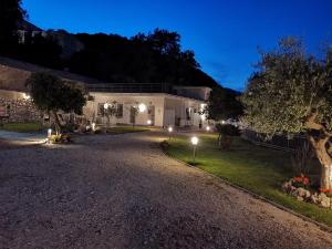 a driveway leading to a building at night at Nientemale Residence Napoli in Pozzuoli