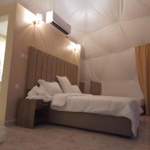เตียงในห้องที่ Wadi Rum Joy camp