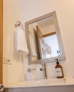 een badkamer met een wastafel en een spiegel bij Piso 10 - Amarilo Villavicencio in Villavicencio