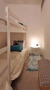 1 dormitorio con litera y mesa en Green House en Siniscola