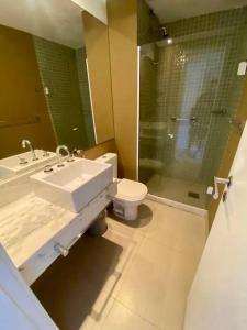 Suíte completa na Barra da Tijuca, Link Stay في ريو دي جانيرو: حمام مع حوض ومرحاض ودش
