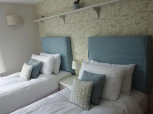 金斯維爾的住宿－Morocco House，两张带蓝色和白色枕头的床