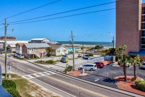 einem Luftblick auf eine Straße mit einem Gebäude und dem Meer in der Unterkunft Kraken's Den * Oceanview * Steps to ocean * Pool in Carolina Beach