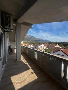 einen Balkon mit Bergblick in der Unterkunft Dvosoban kompletno sredjen stan in Tivat