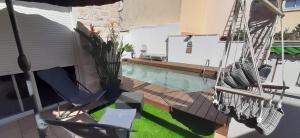 een patio met een hangmat en een zwembad bij Chambre spacieuse, indépendante, 5mn de la gare in Narbonne