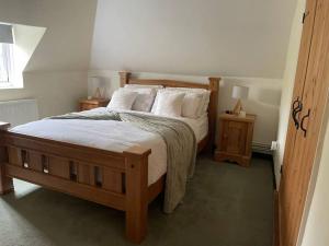 Cosy Daffodil Cottage tesisinde bir odada yatak veya yataklar