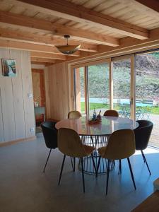 a dining room with a table and chairs at Lodges Clara Vallis in Clairvaux-les-Lacs