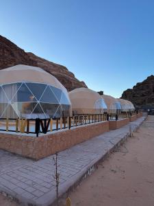 eine Reihe von Kuppeln auf einem Gebäude in der Wüste in der Unterkunft Wadi Rum stael Luxury Camp in Wadi Rum