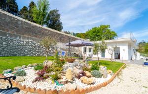 波佐利Nientemale Residence Napoli的建筑物前有岩石和植物的花园