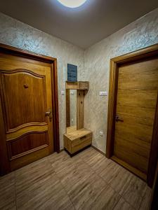 Habitación con puerta de madera y suelo de madera. en Dado apartman 2 en Kraljevo