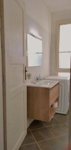uma casa de banho branca com uma banheira e um lavatório em Green House em Siniscola