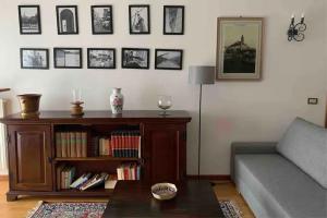 a living room with a couch and a table at Appartamento due Pini Lago di Garda in Salò