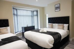 Llit o llits en una habitació de Brand New Anfield Home Free Parking, 2 mins from LFC, 15 Mins City Centre