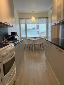 Kuchyň nebo kuchyňský kout v ubytování Sibelius Kaksio Haminassa