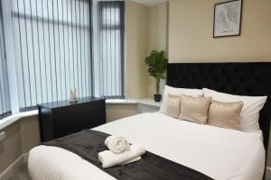 Llit o llits en una habitació de Brand New Anfield Home Free Parking, 2 mins from LFC, 15 Mins City Centre