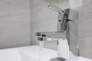 Koupelna v ubytování 4 Bedroom, Sleeps 8, Free Parking, 5 mins from LFC, 15 Mins City Centre + 53 fotografií