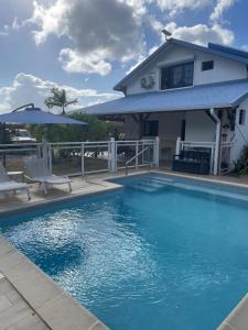 Πισίνα στο ή κοντά στο Villa Stone pour 8 personnes, piscine chauffée 5 euros par jour, accès PMR, 5 étoiles