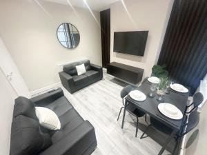 Posezení v ubytování 4 Bedroom, Sleeps 8, Free Parking, 5 mins from LFC, 15 Mins City Centre