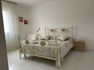 Schlafzimmer mit einem Bett mit Metallrahmen in der Unterkunft Villa Silvana in Mazara del Vallo