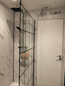 een glazen douche in een badkamer met een witte muur bij Modern 2 Bed in Troon in Loans