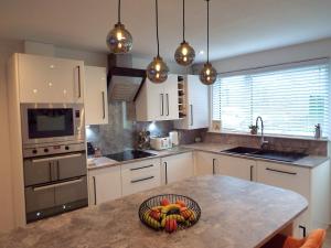 a kitchen with a bowl of fruit on a table at Modern 2 Bed in Troon in Loans