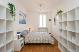 a bedroom with white shelves and a bed at Lussuoso Pentalocale in CityLife in Milan