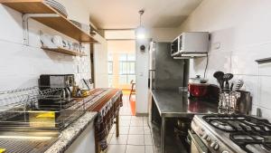 una cucina con piano cottura e frigorifero di HISTORIC CENTER PERUVIAN CLASIC Apartment a Lima