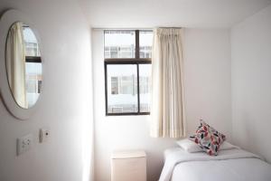 Habitación con 2 camas y ventana en HISTORIC CENTER PERUVIAN CLASIC Apartment, en Lima