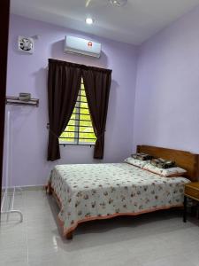 1 dormitorio con cama y ventana en Homestay Haji Noor en Tanah Merah