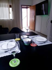 - une table avec des assiettes et des verres à vin dans l'établissement Casa com Spa., à Lagoa Santa