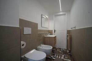 bagno con servizi igienici e lavandino di Manzoni 22 a La Spezia